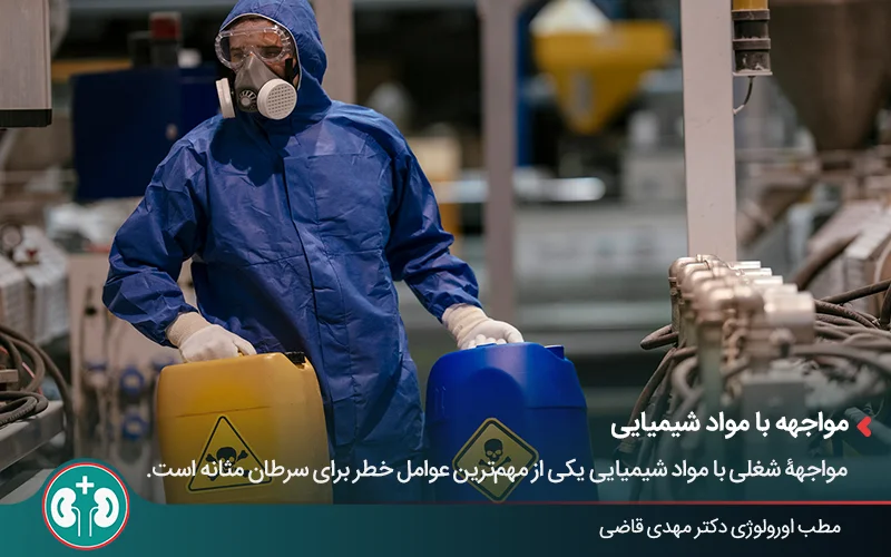 کارگری که در حال جابجایی بشکه‌های حاوی مواد شیمیایی خطرناک است.